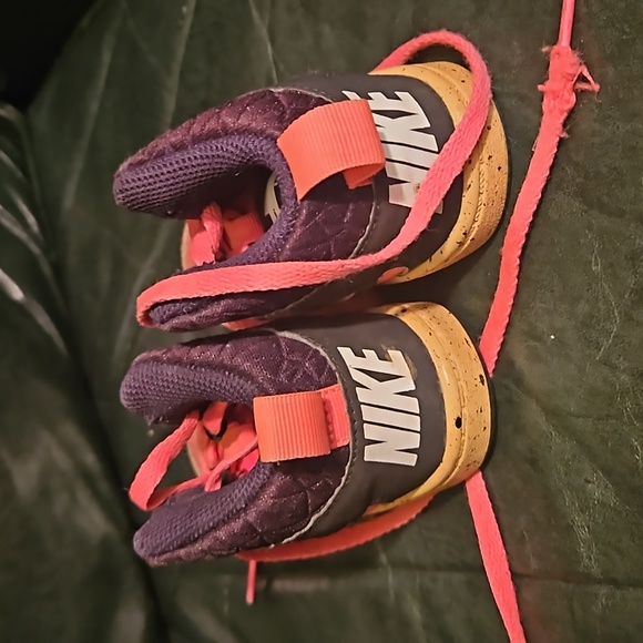 Nike shoes - Picture 3 of 4